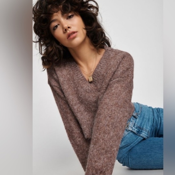Garage Cropped Slouchy V-neck Sweater - Picture 6 of 6